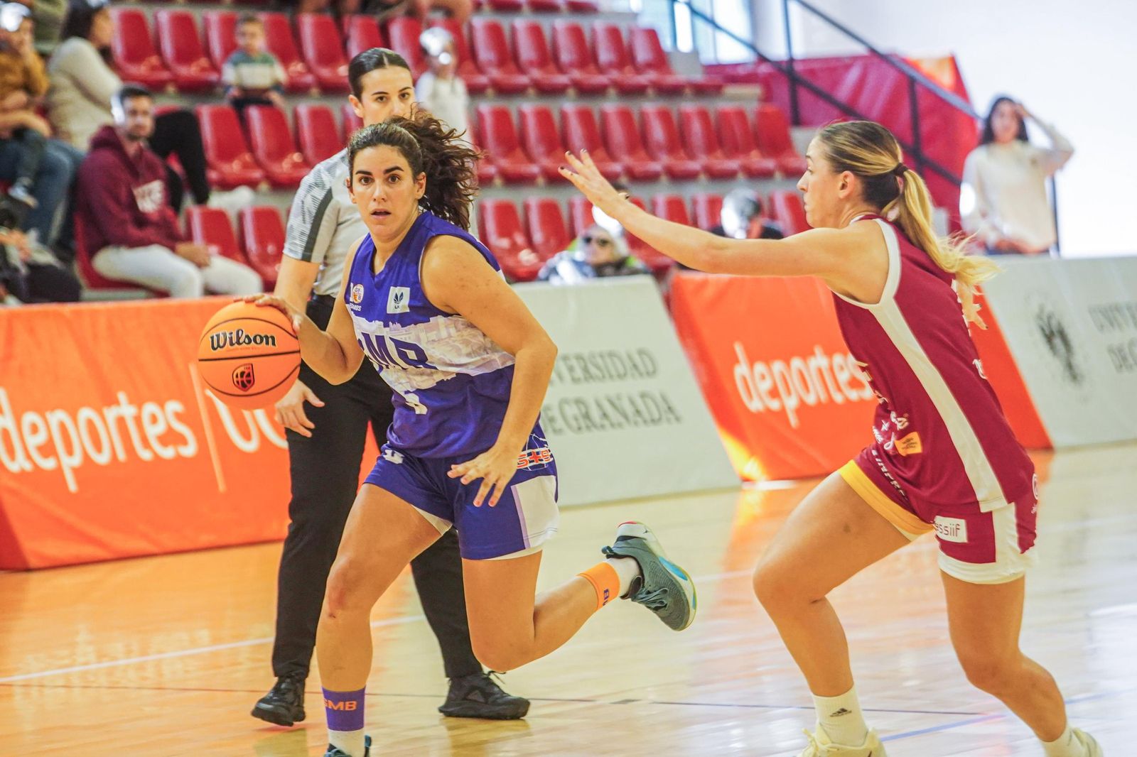 Una acción del partido entre granadinas y sevillanas