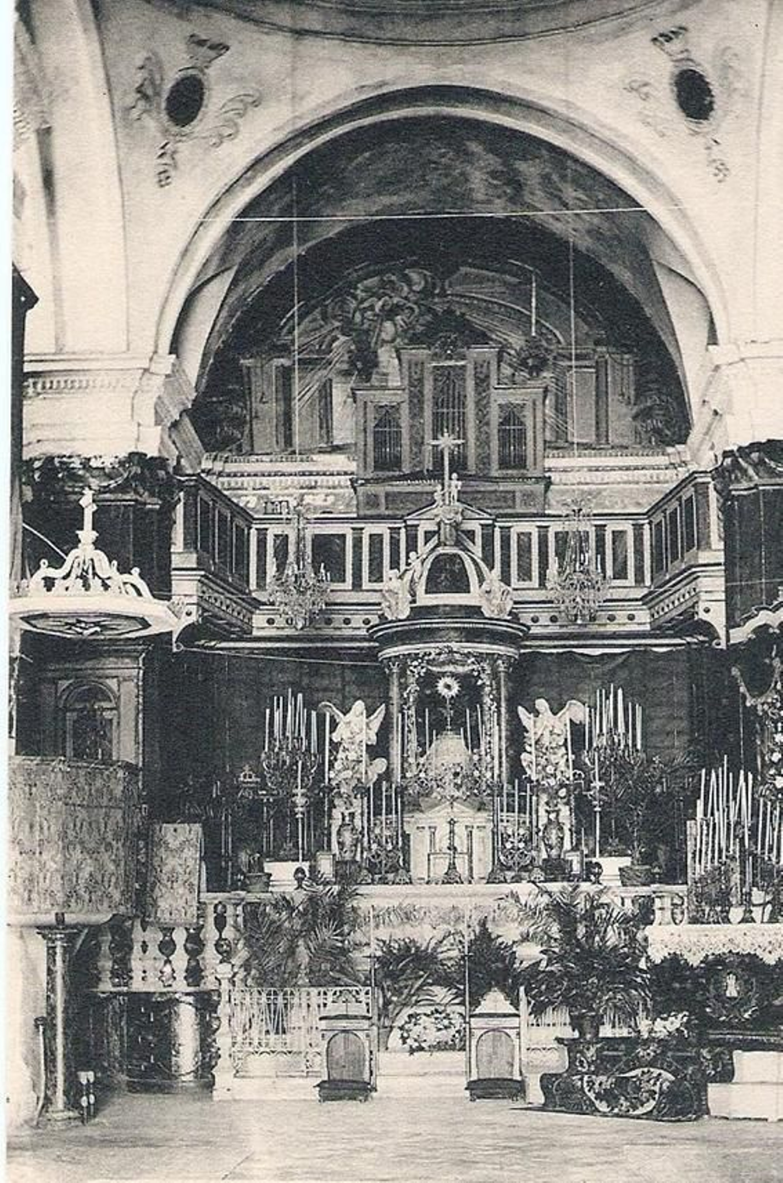Zona del presbiterio y la cabecera, con el altar antiguo, previo a la destrucción de 1931.