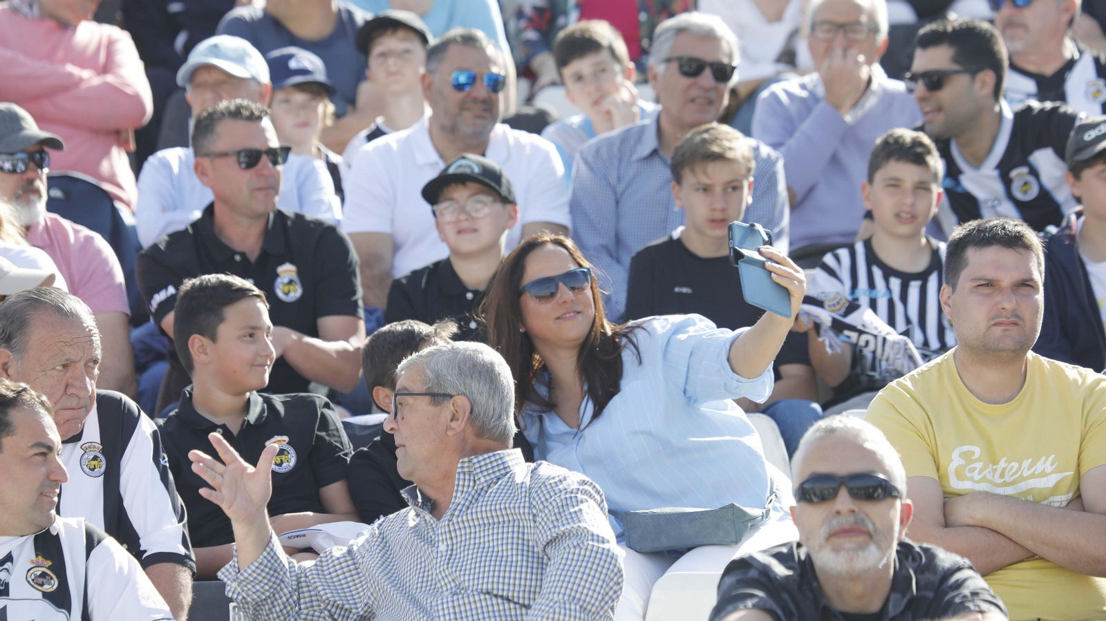 Fotos de la afición durante el encuentro de la Balona - Real Madrid Castilla