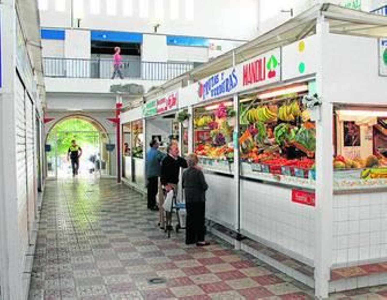 Varios clientes hacen sus compras en el mercado de San Sebastián de la capital.