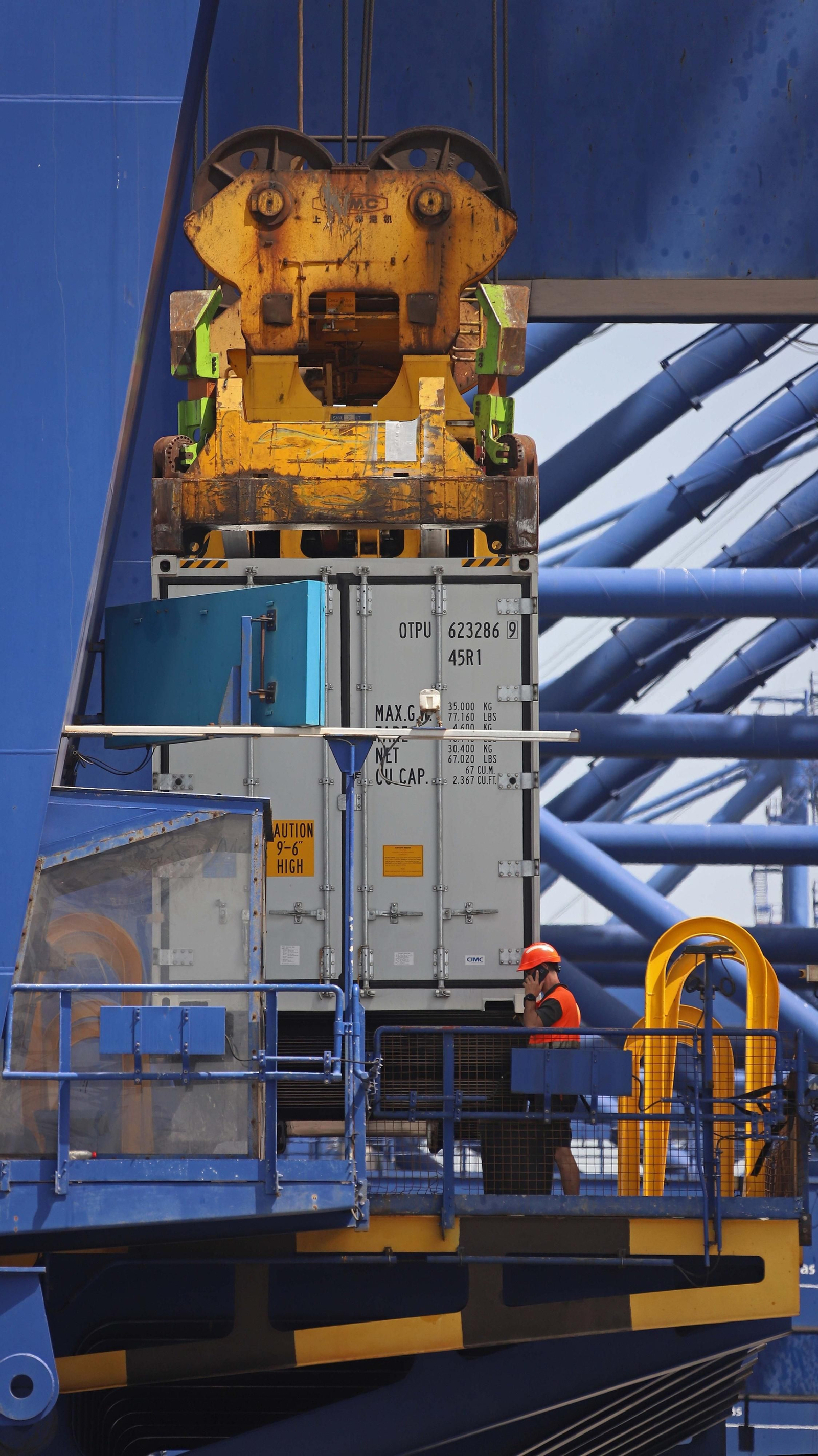 Fotos de la llegada del HMM Algeciras a TTIA