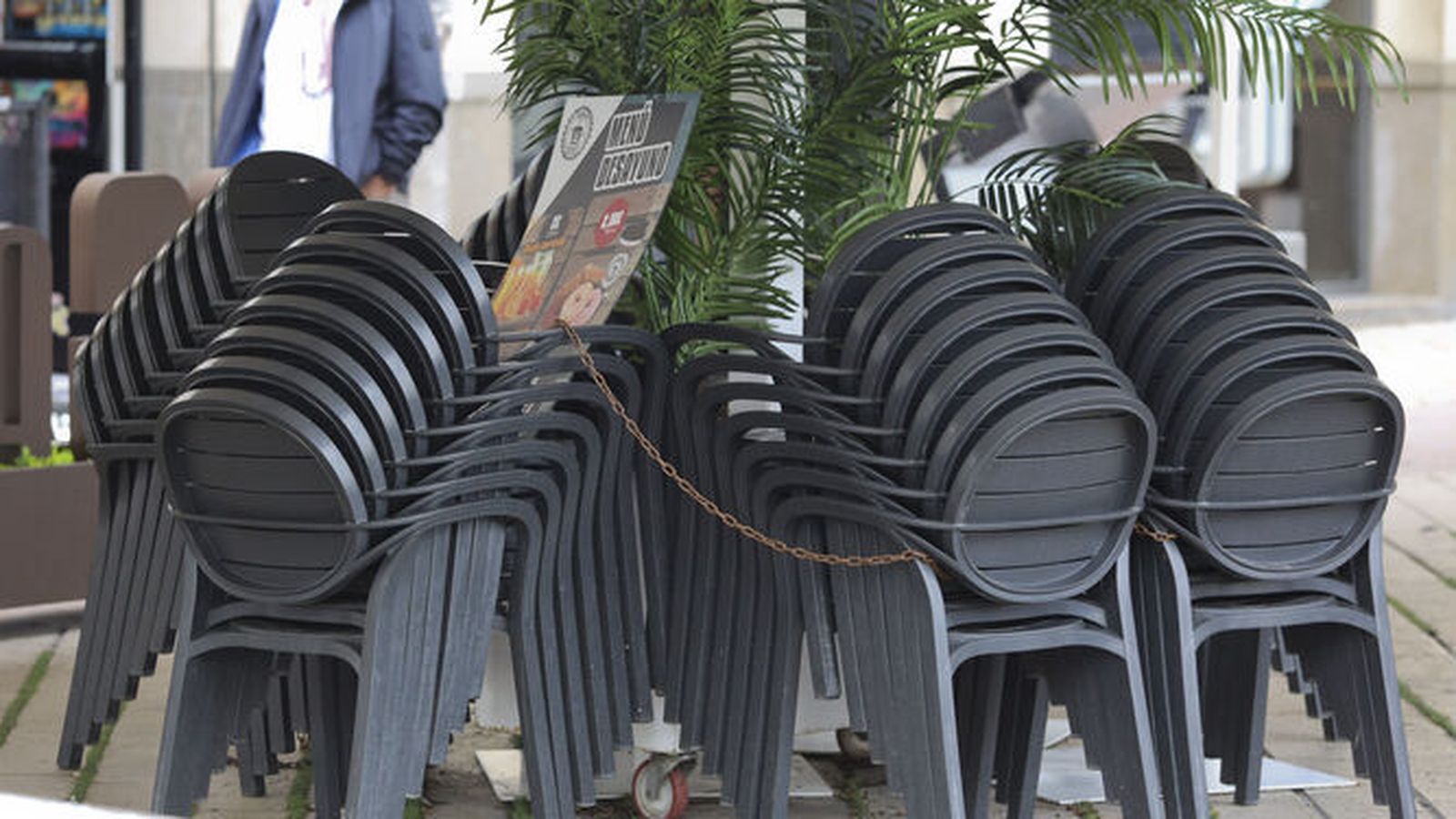 Sillas de un bar de Málaga cerrado