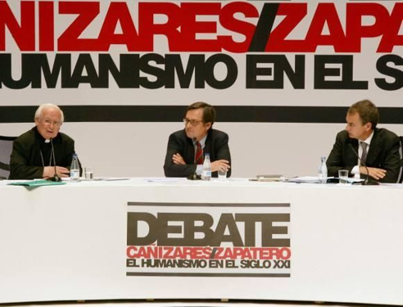 Zapatero, recibido entre abucheos en un debate con el cardenal Cañizares
