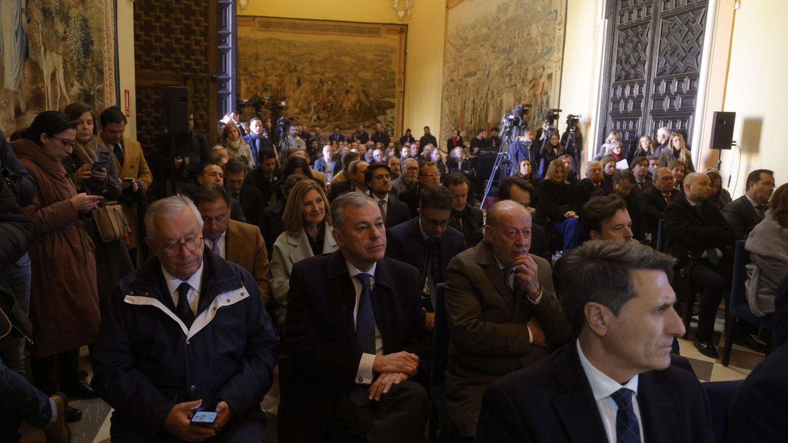Más de 100 personas asistieron al acto de la firma, en el Real Alcázar de Sevilla.