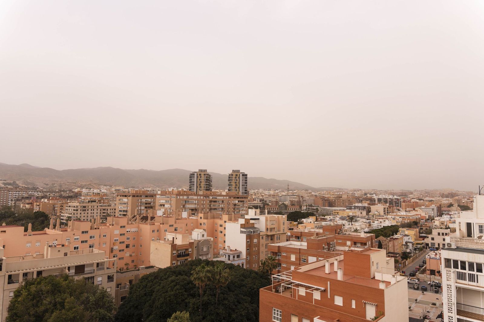 Imágenes que impresionan | Almería envuelta en calima