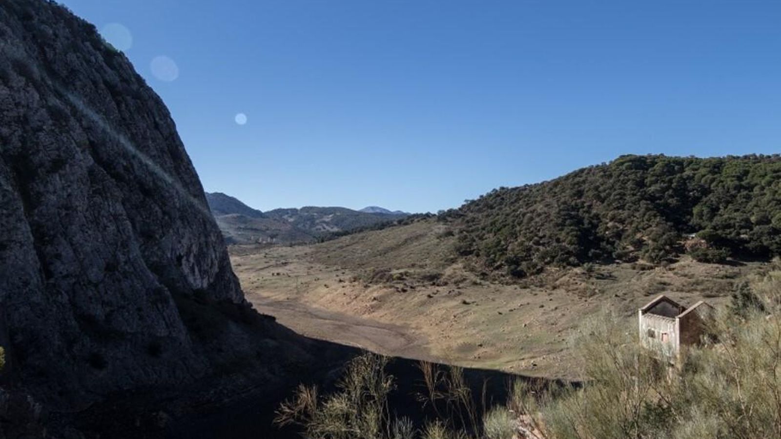 La mole de la garganta rocosa proyecta su sombra en el entorno. La mole de la garganta rocosa proyecta su sombra en el entorno.