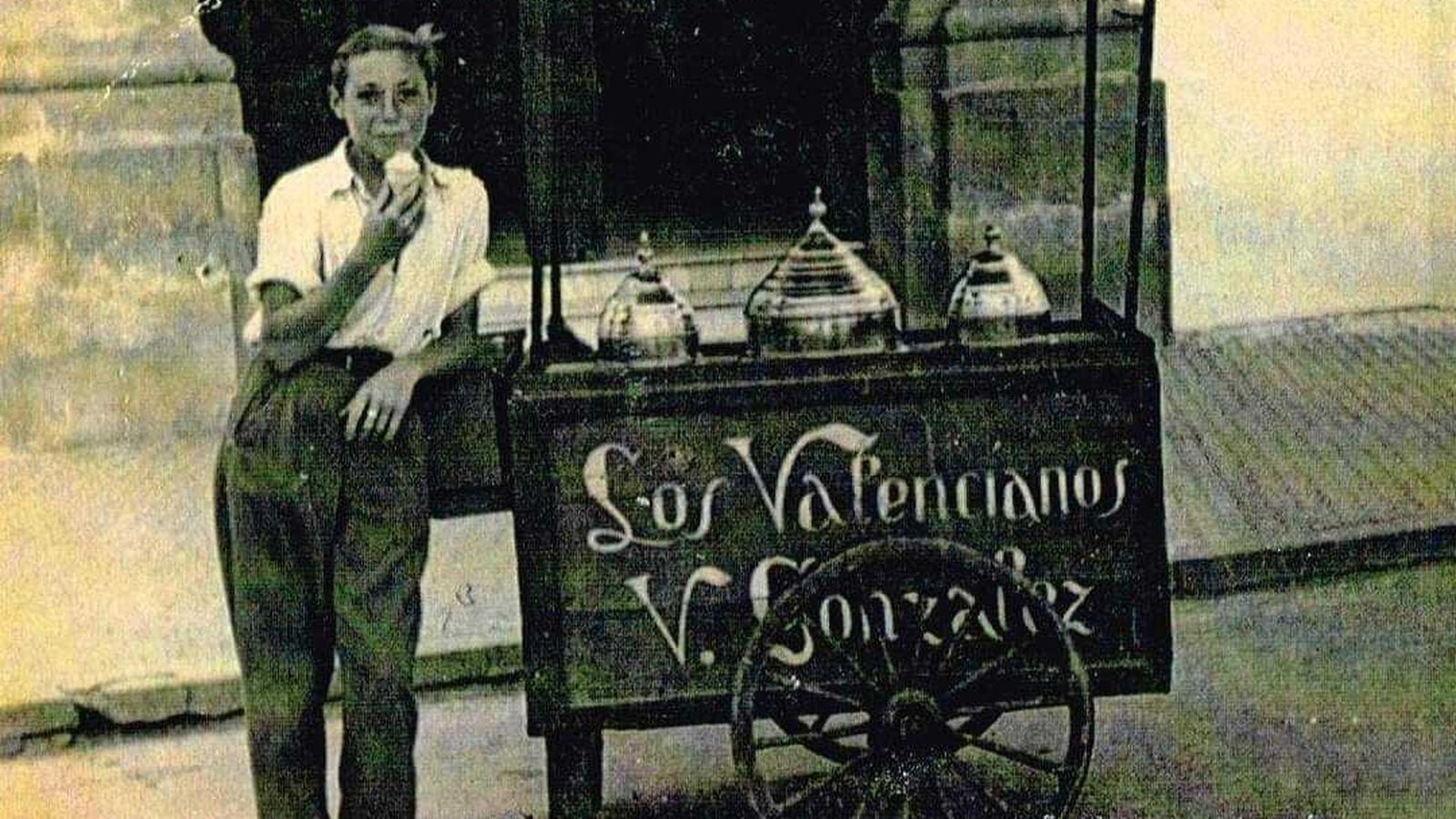 El carritos de los helados de Los Valencianos en la puerta de La Palma.