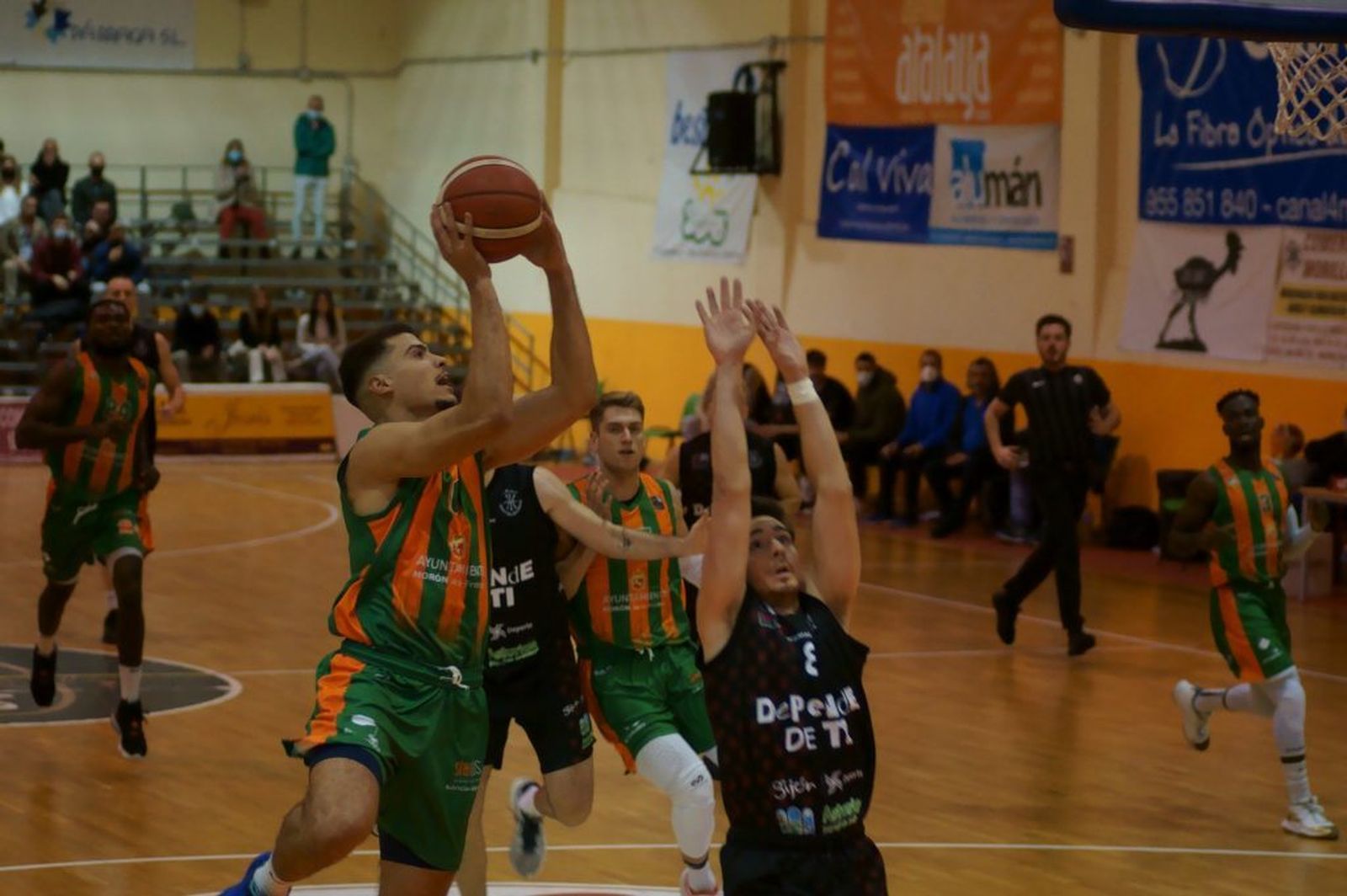 Un ataque de Brito en el partido contra el Círculo Gijón.