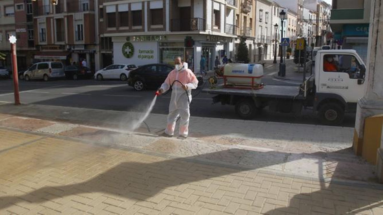 Un operario municipal desinfecta el Paseo de Rojas.
