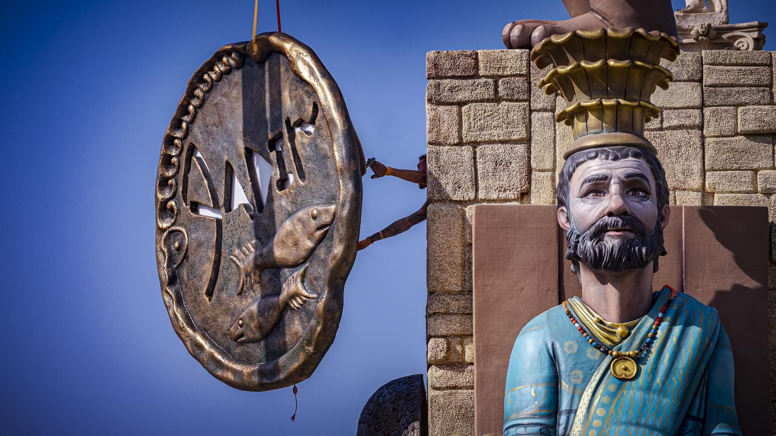 Montaje del monumento fenicio en las Puertas de Tierra realizado por el artista Alejandro Santaeulalia.