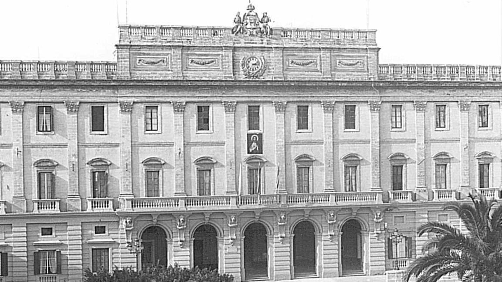 Fachada del Ayuntamiento en una imagen histórica. Fachada del Ayuntamiento en una imagen histórica.
