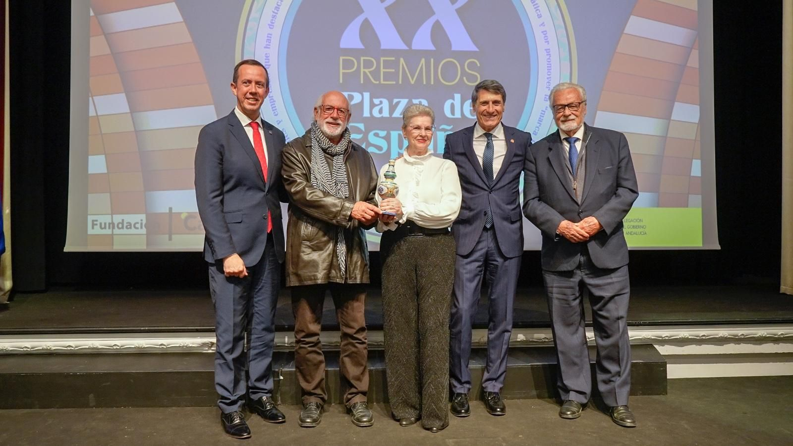 Entrega del premio a los representantes del Bicentenario de Los Coloraos