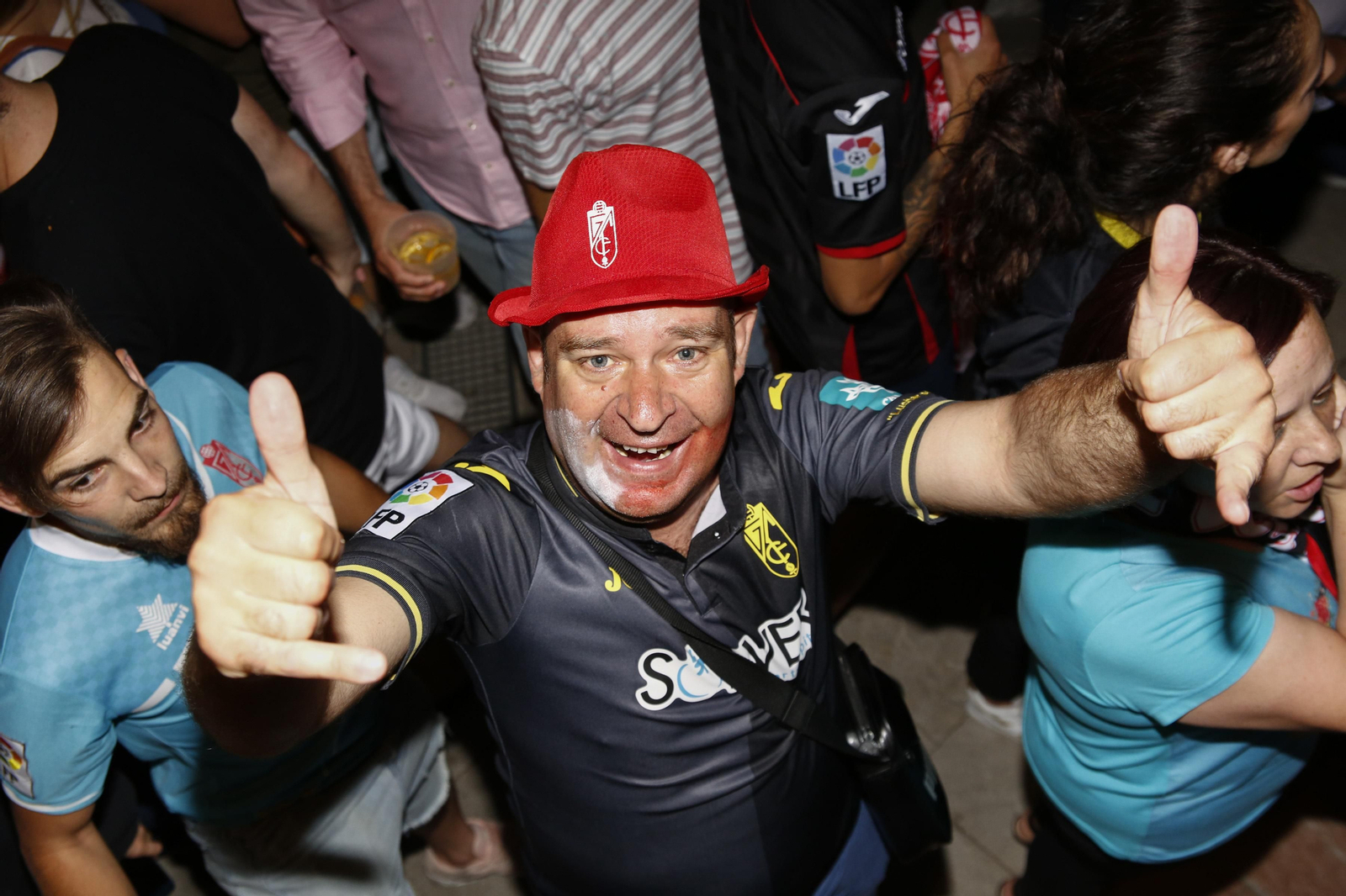 Las mejores imágenes de cómo Granada celebró el ascenso en la Fuente de las Batallas