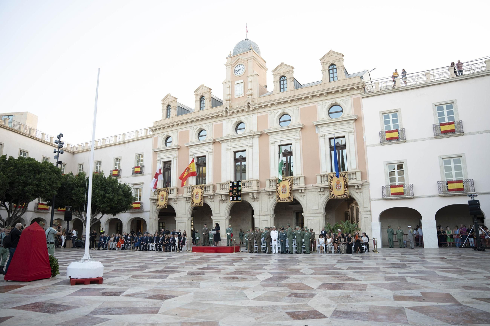 El Escudo de Oro de la ciudad de Almería a la Legión, en imágenes