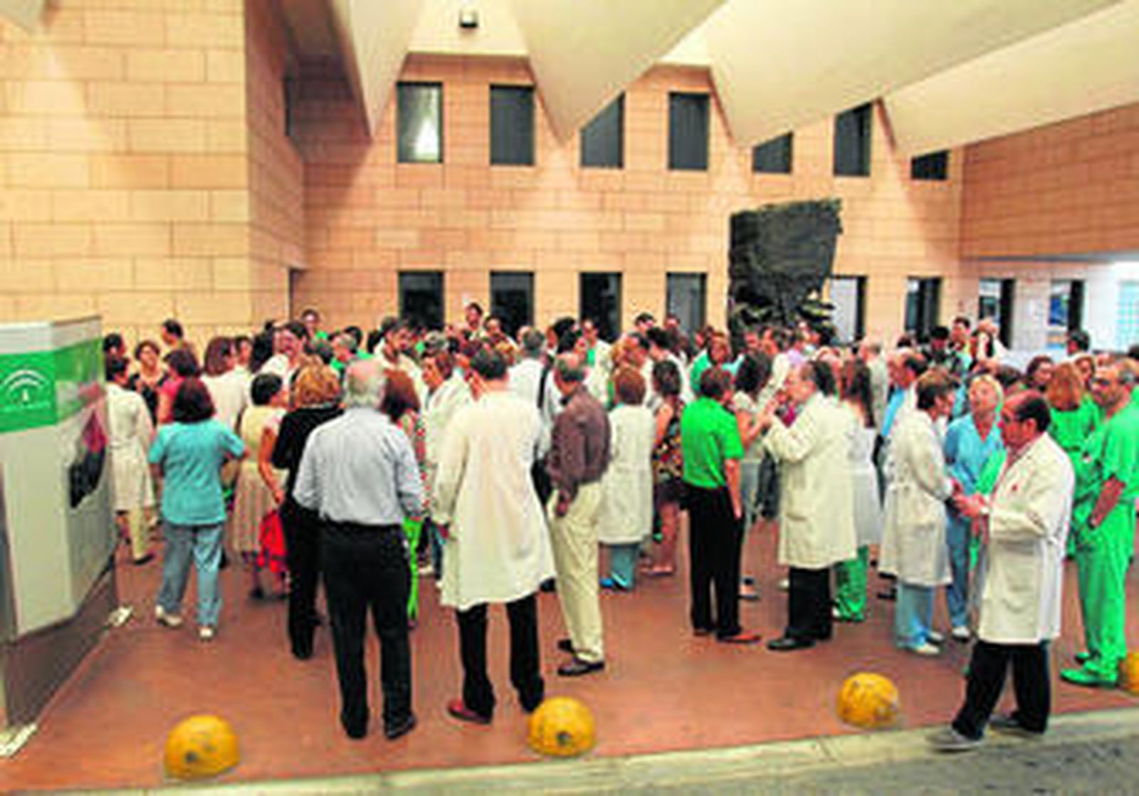 Imagen de archivo de una concentración de los profesionales sanitarios a las puertas del Hospital Reina Sofía.