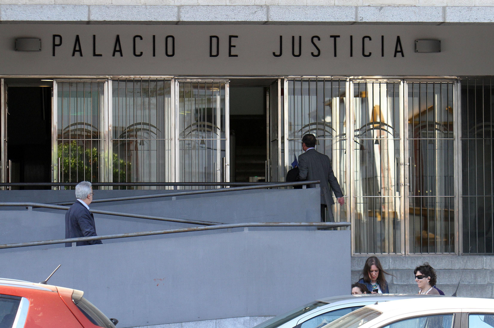 Entrada a la Audiencia Provincial de Huelva.