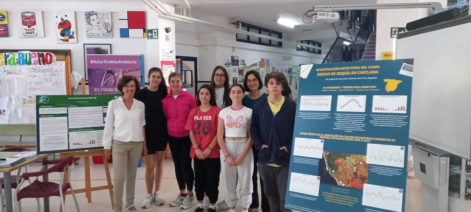 El grupo de estudiantes, junto a las profesoras.
