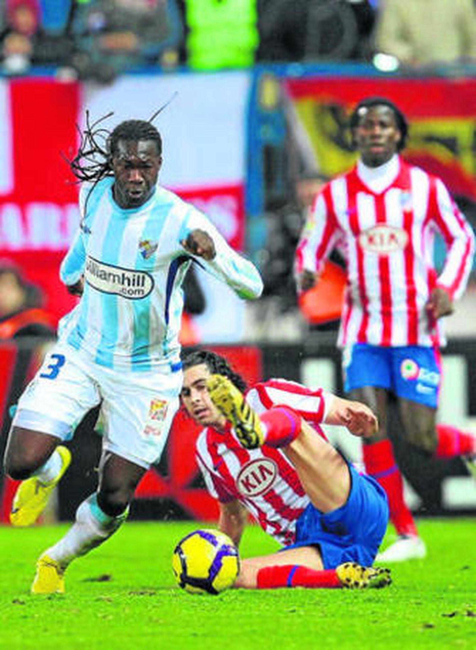 Caicedo se lleva el balón ante la mirada de Tiago.