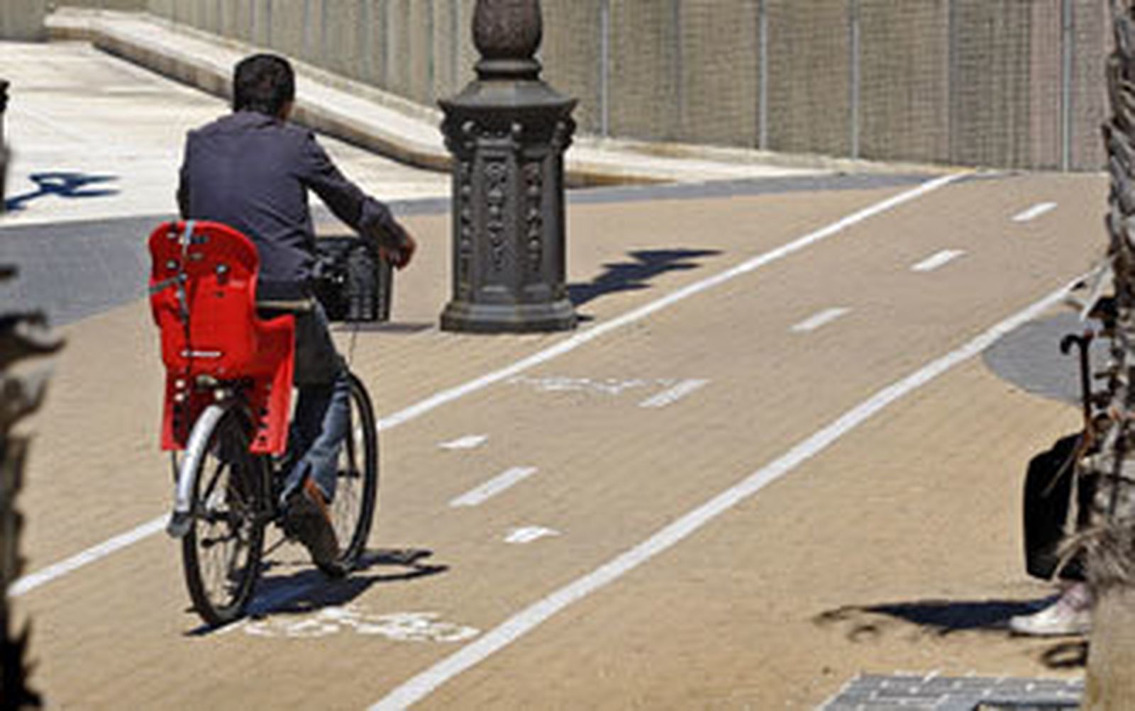 Un ciudadano por el carril bici de Cádiz./Joaquín Pino