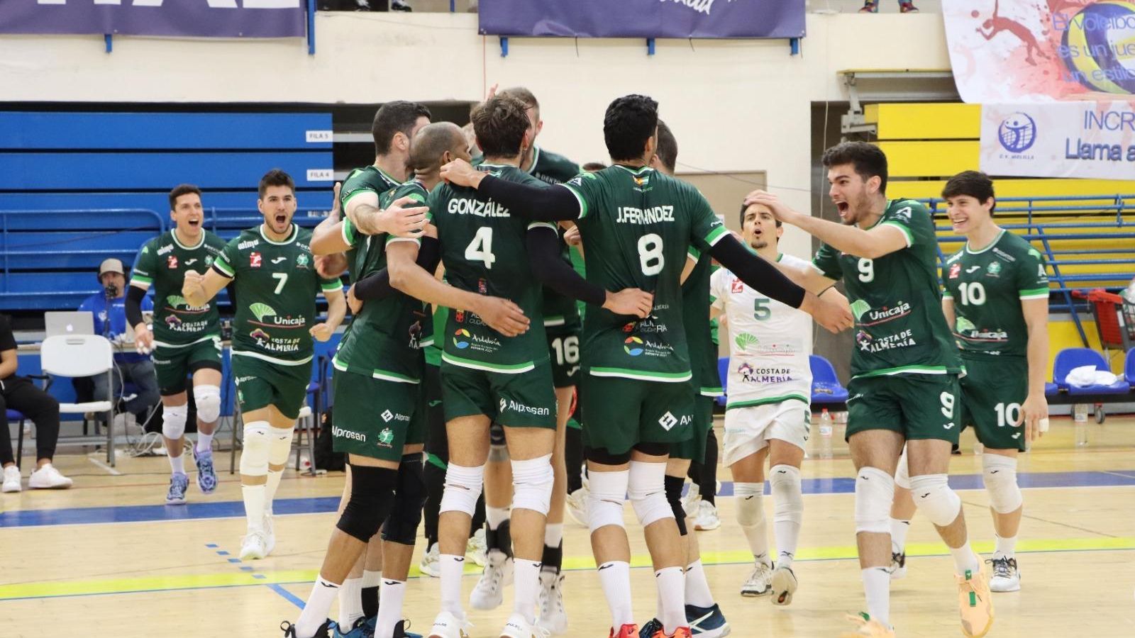 Los ahorradores festejan el triunfo en la pista del Javier Imbroda