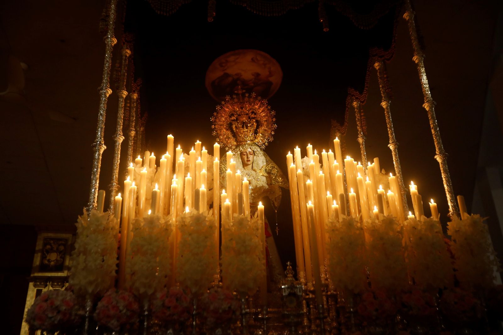 La lluvia frustra la salida de la hermandad de la Estrella el Lunes Santo, en imágenes