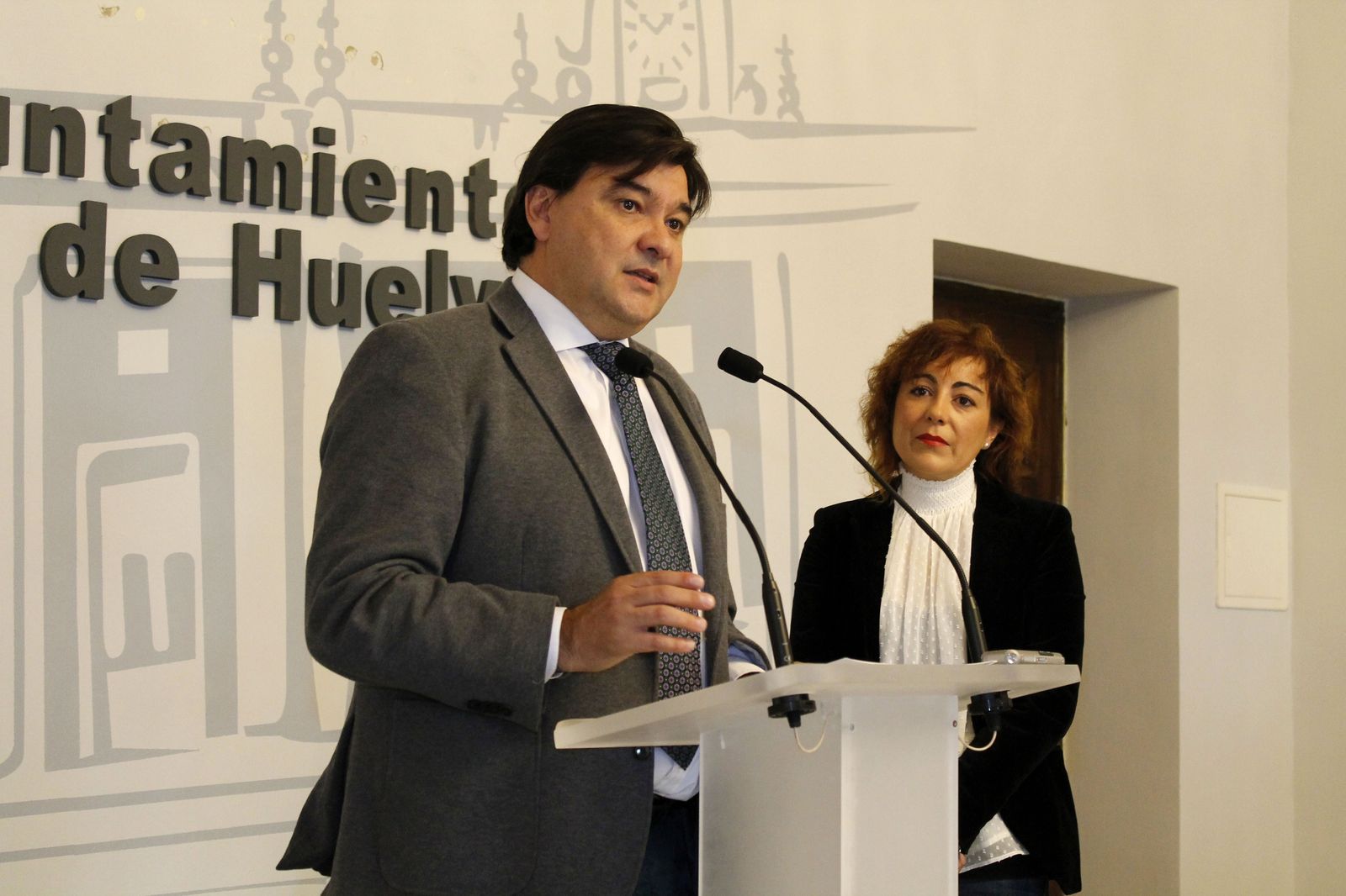 El alcalde de Huelva, Gabriel Cruz , junto a la primera teniente de alcalde delegada de Cultura, Turismo y Promoción de Huelva en el Exterior, Elena Tobar.