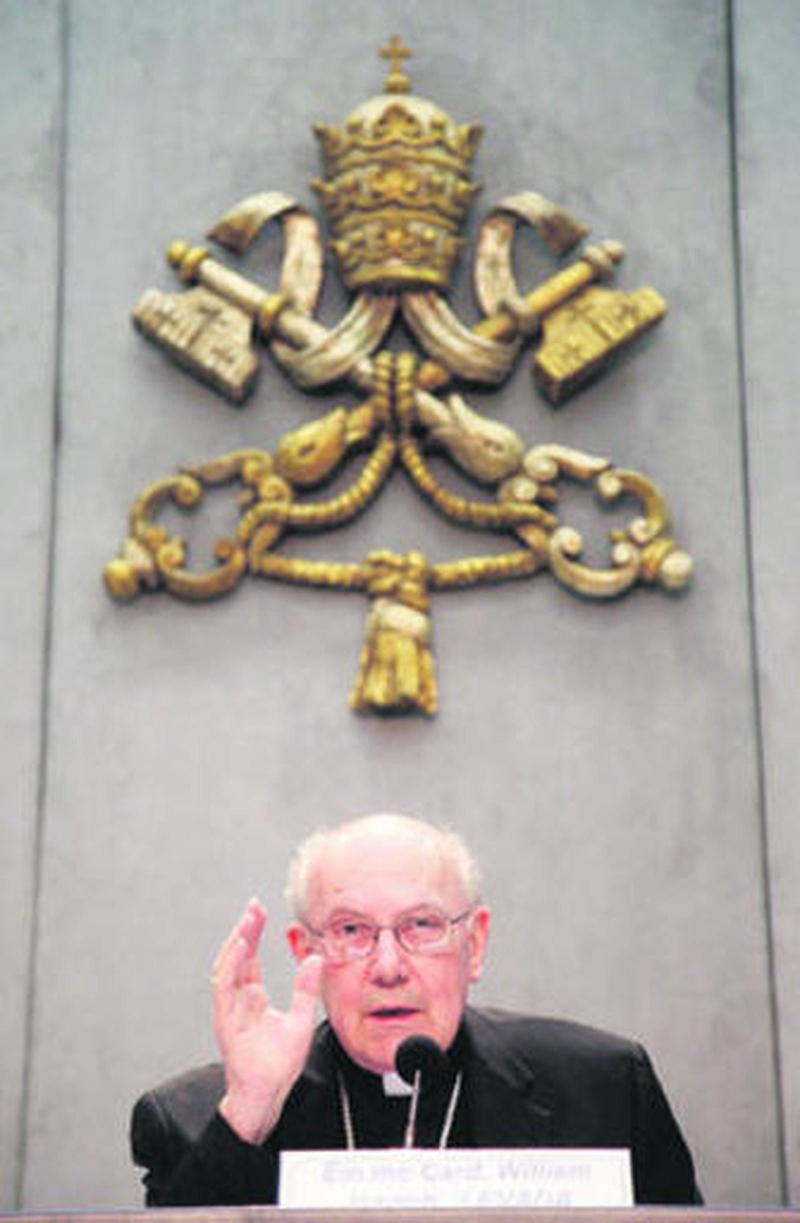 El cardenal Joseph Levada, durante la rueda de prensa.