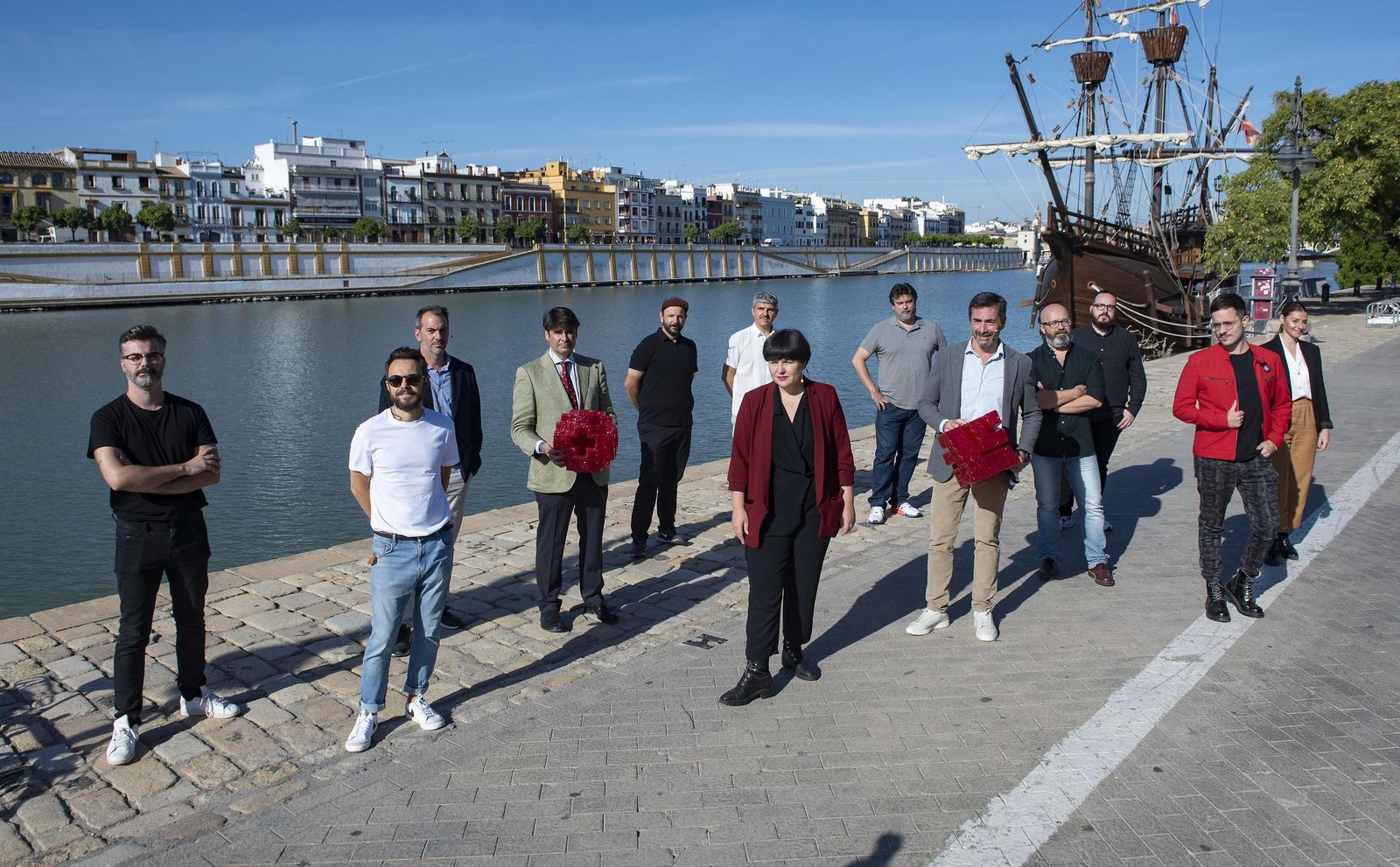Virginia Moriche, en el centro, junto a colaboradores y patrocinadores del festival y algunos de los creativos que participarán en el mismo.