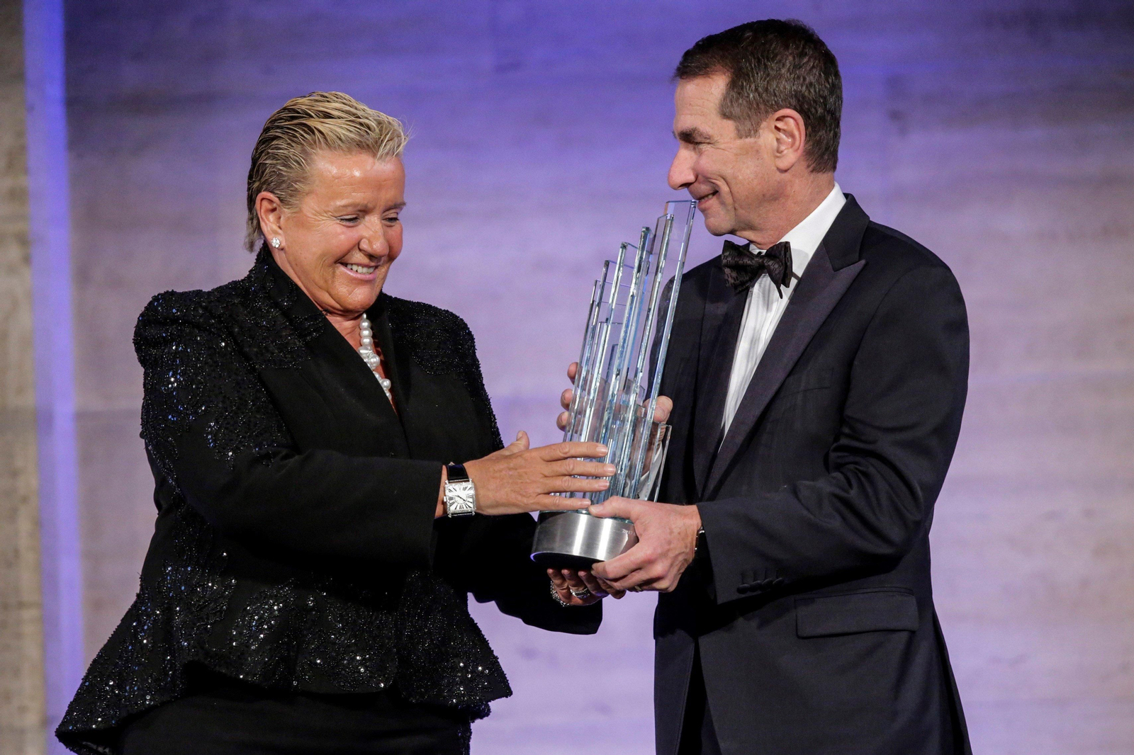 La presidenta de Eulen  recibiendo el premio como empresaria del año en EEUU