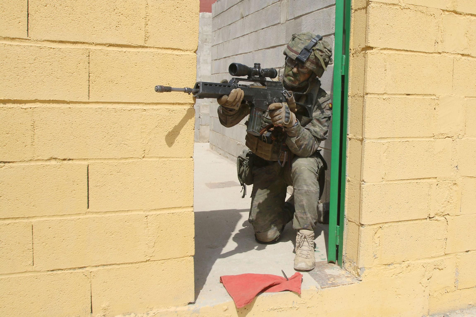 Imágenes de la visita de la ministra de Defensa a la base militar de Viator