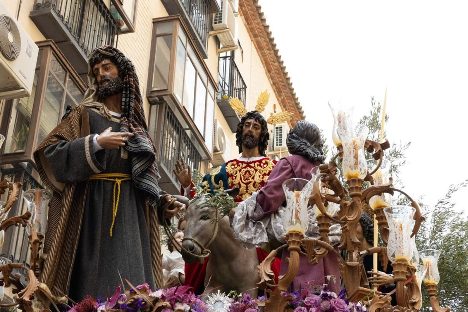 Los jiennenses se echan a la calle para presenciar la primera de las procesiones de la jornada: la Borriquilla (II)