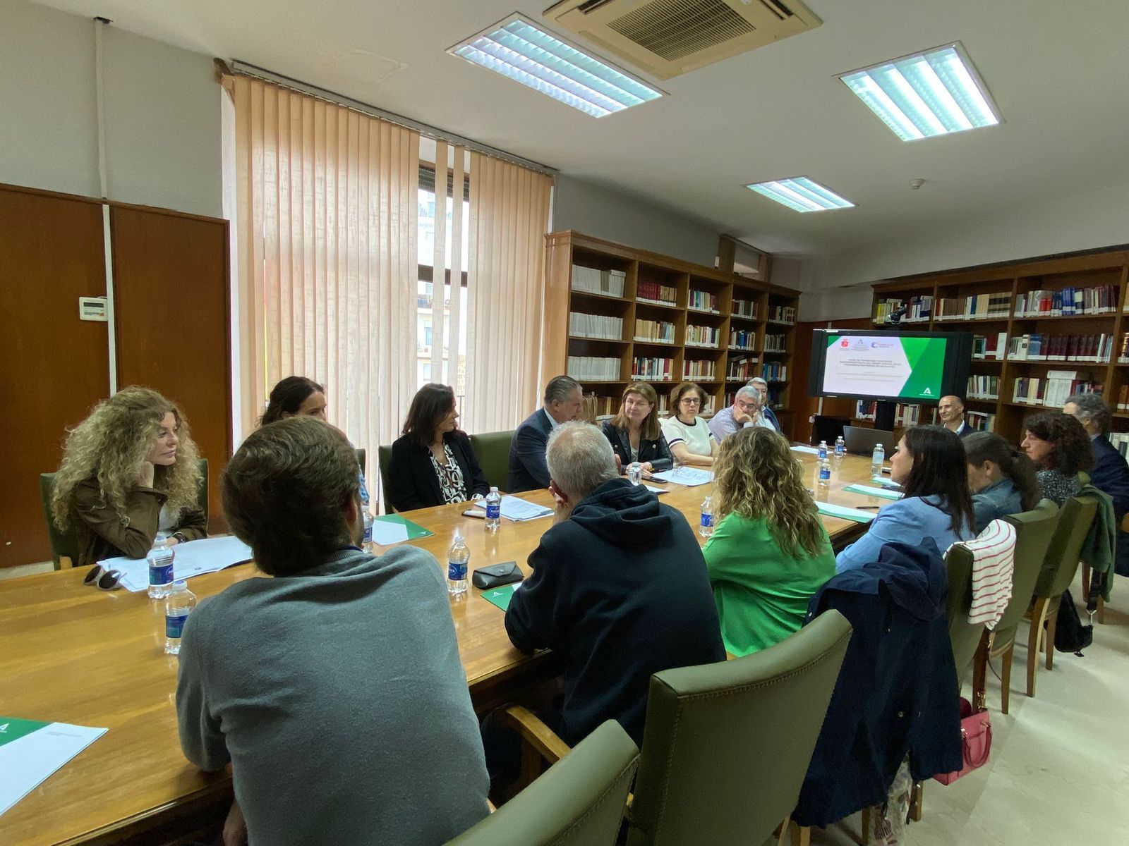Juristas y responsables públicos en un curso para proteger el medioambiente y combatir la generación de basura.
