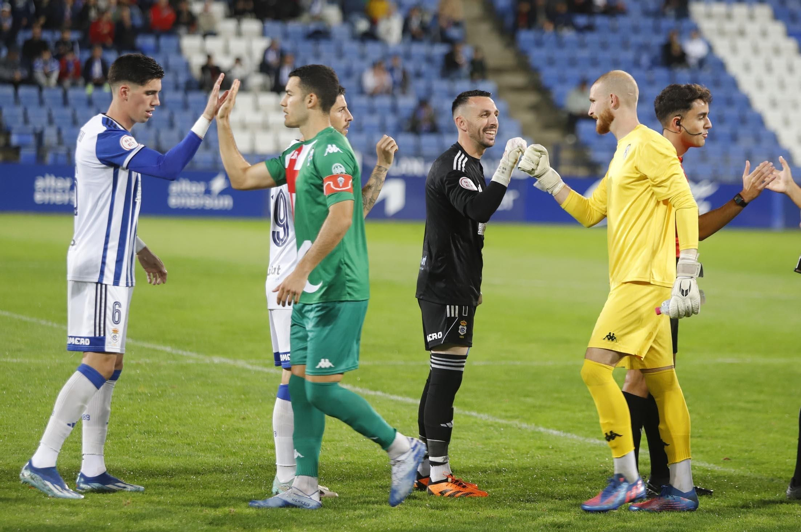 Los jugadores del Recre y el Alcoyano se saludan antes de iniciarse el encuentro en Huelva