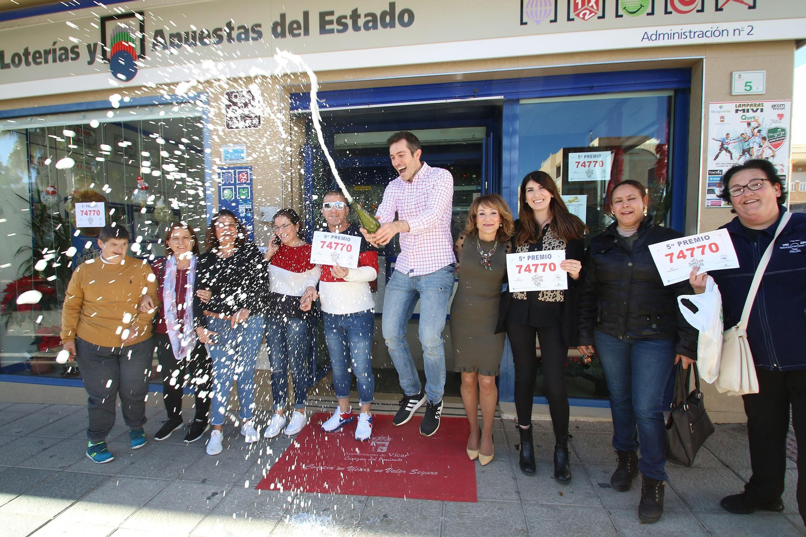 Varios premiados celebran su fortuna en Almería. Varios premiados celebran su fortuna en Almería.