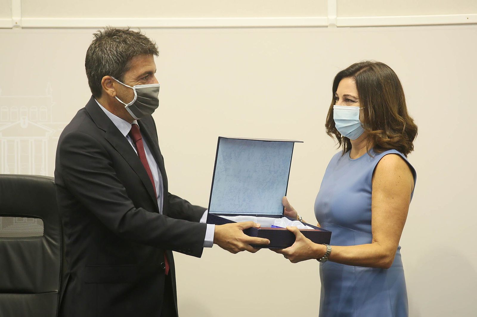 Rosalía Mayor recibe el título de ‘Alicantina de Adopción’ de manos del presidente de la Diputación, Carlos Mazón.