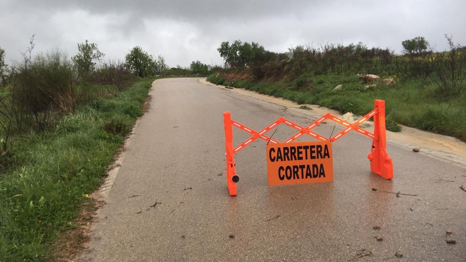 Una de las carreteras cortadas al tráfico por desbordamiento
