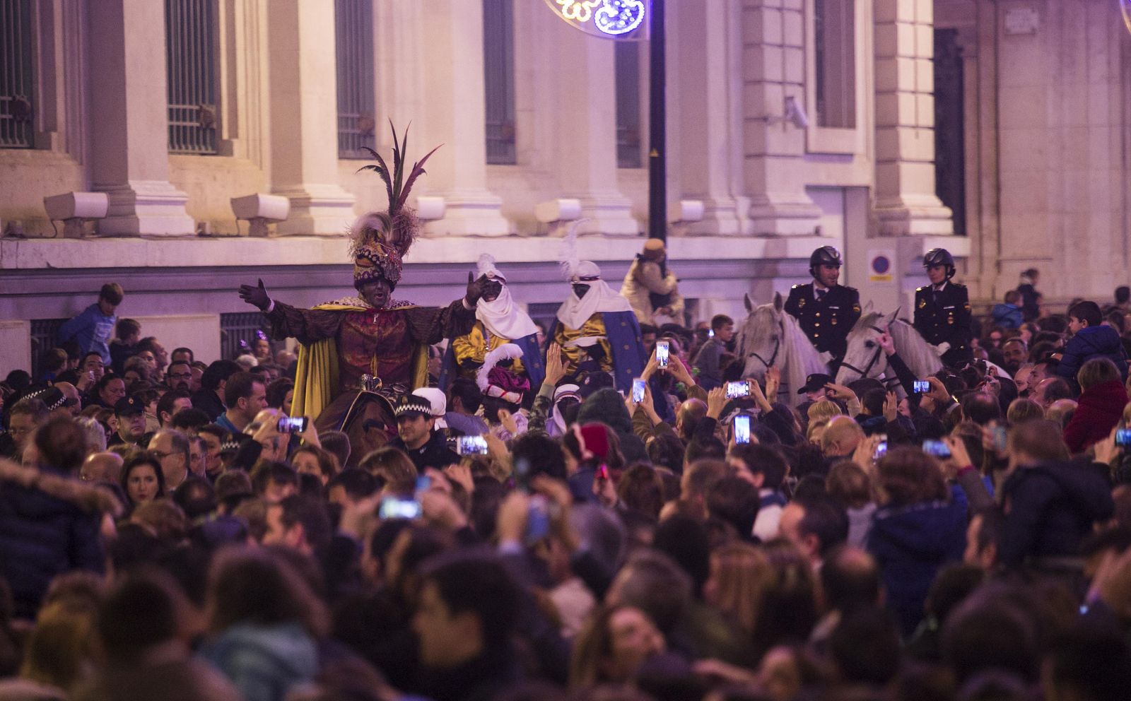 El recorrido del Heraldo Real, en imágenes