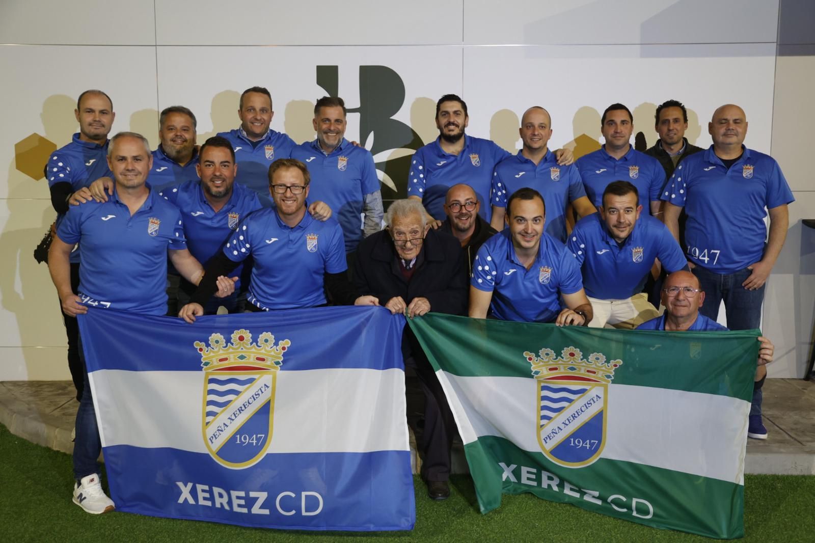 Rafa Verdú, presidente de honor azulino, posa con los integrantes de la Peña Xerecista 1947.
