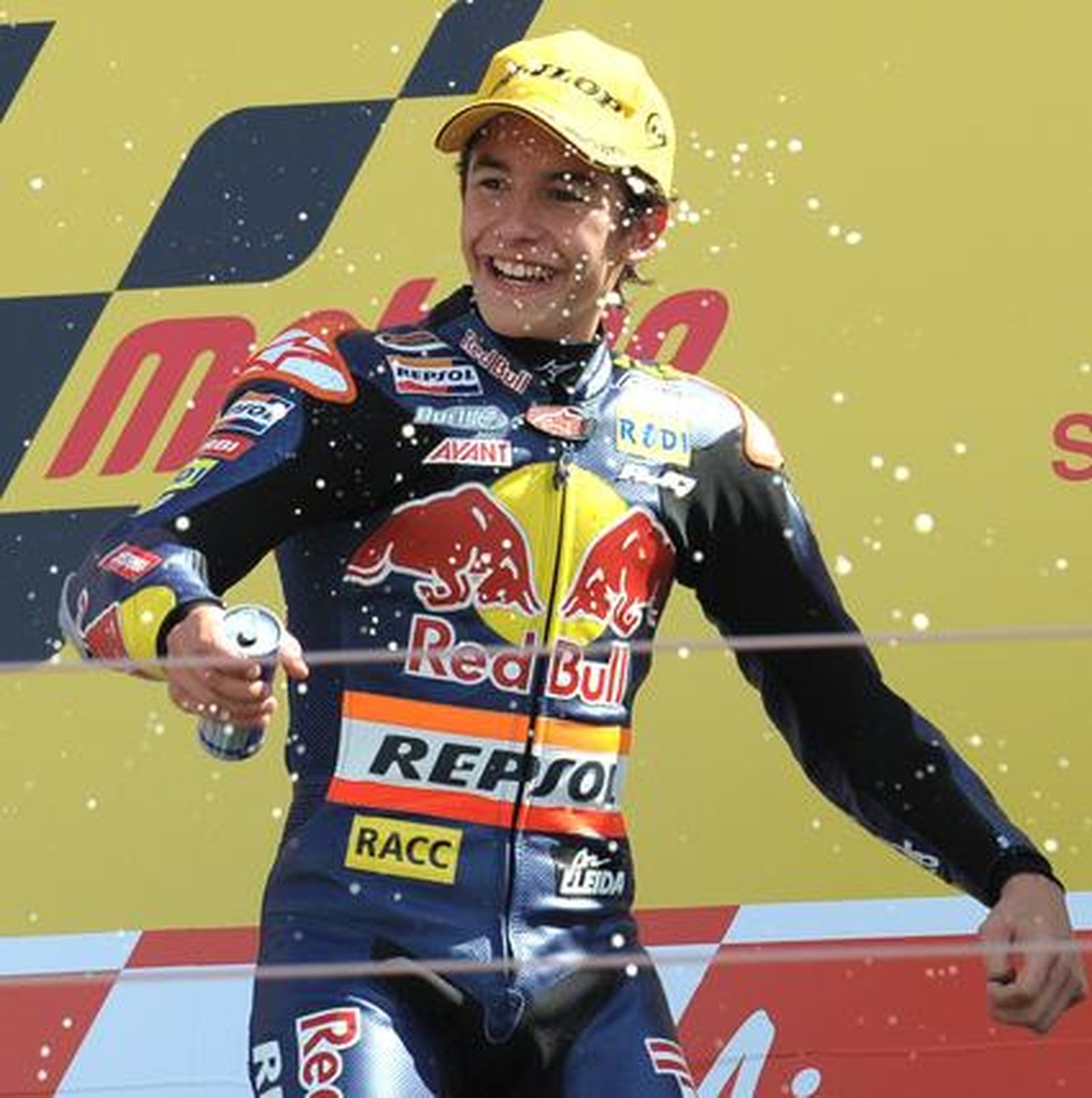 Márquez en la celebración de su victoria en 125cc.

Foto: EFE/ AFP/ Reuters