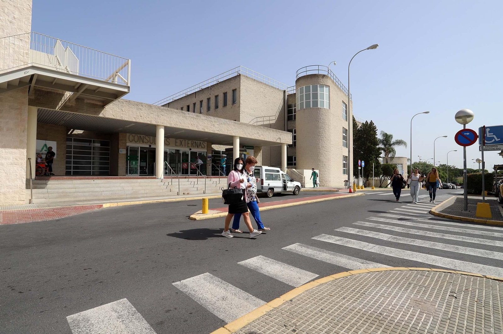 Inmediaciones del hospital Juan Ramón Jiménez. Inmediaciones del hospital Juan Ramón Jiménez.