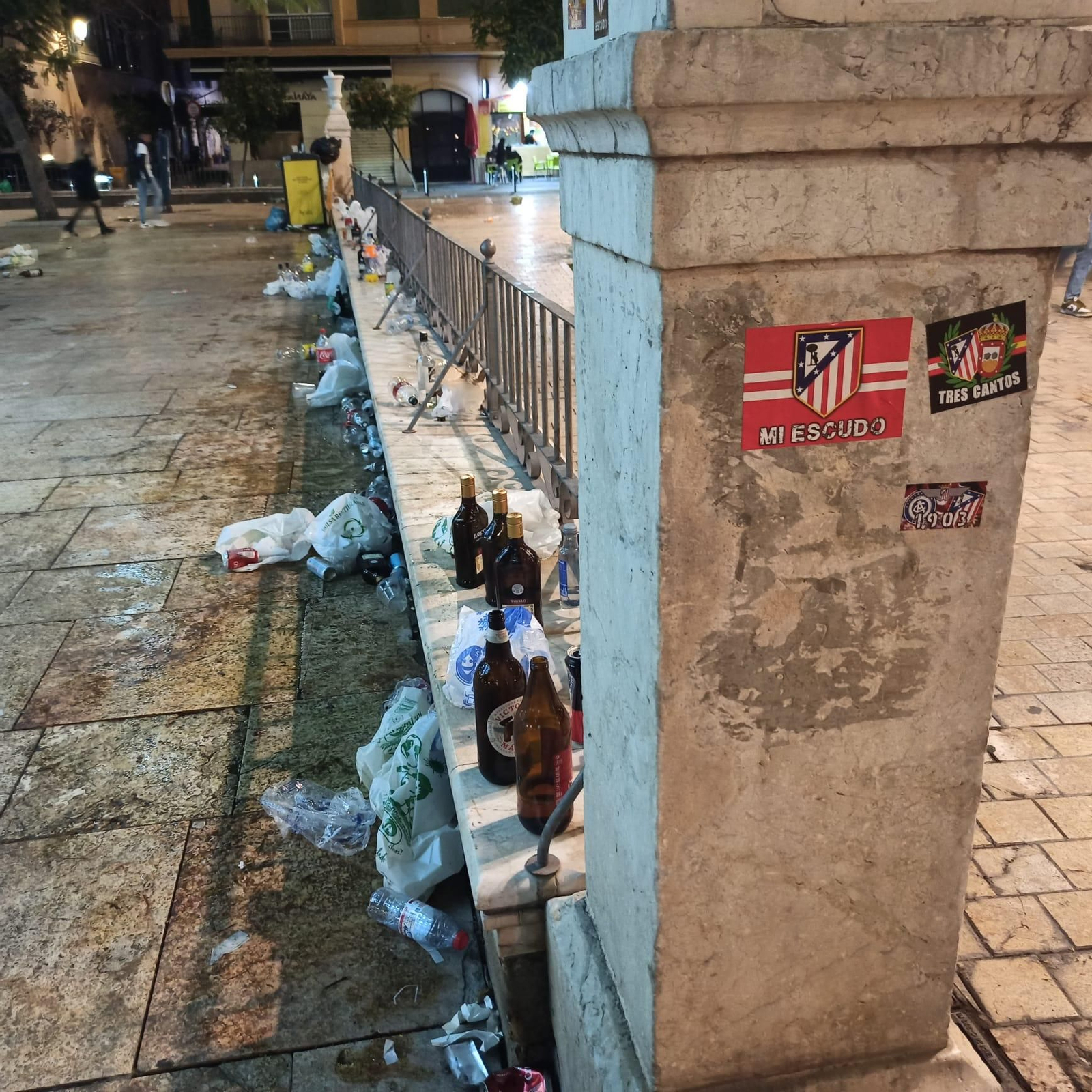 La plaza de la Merced de Málaga, con Picasso, llena de basura tras el paso de los ultras del Atlético