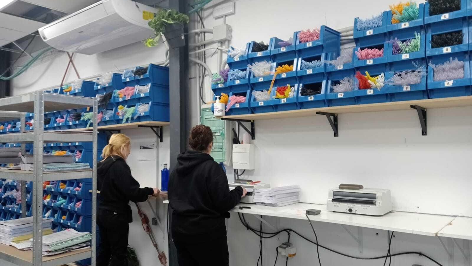 Más de 800 combinaciones de tapas y anillas de colores reciclables.