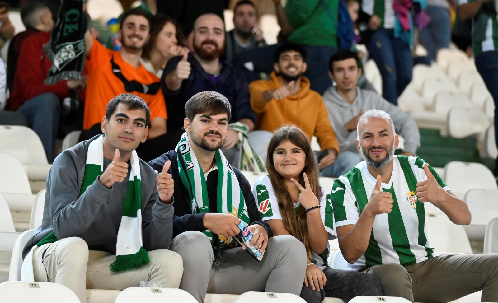 Aficionados del Córdoba CF en la grada de El Arcángel. Aficionados del Córdoba CF en la grada de El Arcángel.