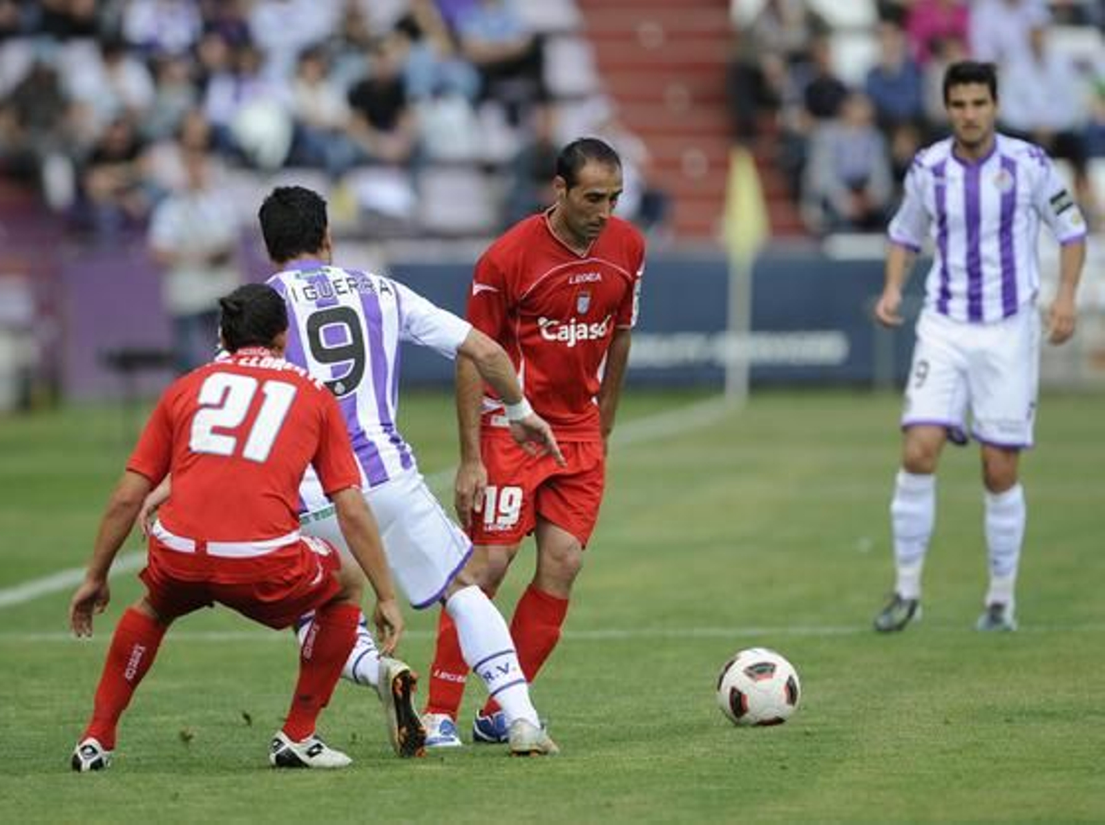 El Xerez se aleja del play-off de ascenso tras caer en Valladolid. 

Foto: LOF