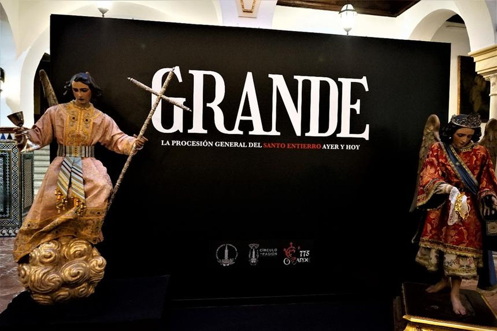 El Santo Entierro se instala en Sierpes.