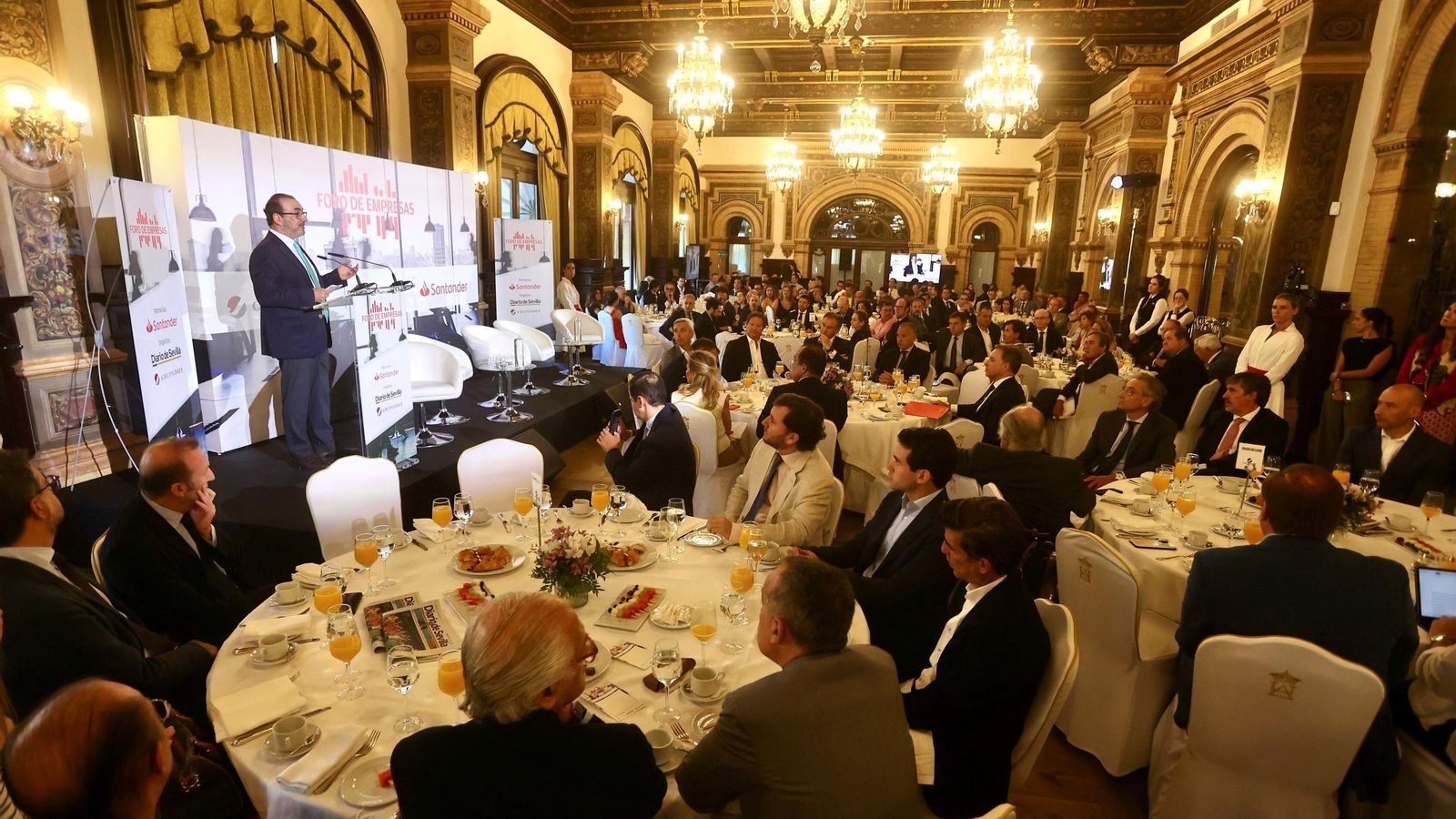 El presidente ejecutivo de CAF Banco de Desarrollo de América Latina y el Caribe, Sergio Díaz-Granados, durante su ponencia en el Foro de Empresas. El presidente ejecutivo de CAF Banco de Desarrollo de América Latina y el Caribe, Sergio Díaz-Granados, durante su ponencia en el Foro de Empresas.