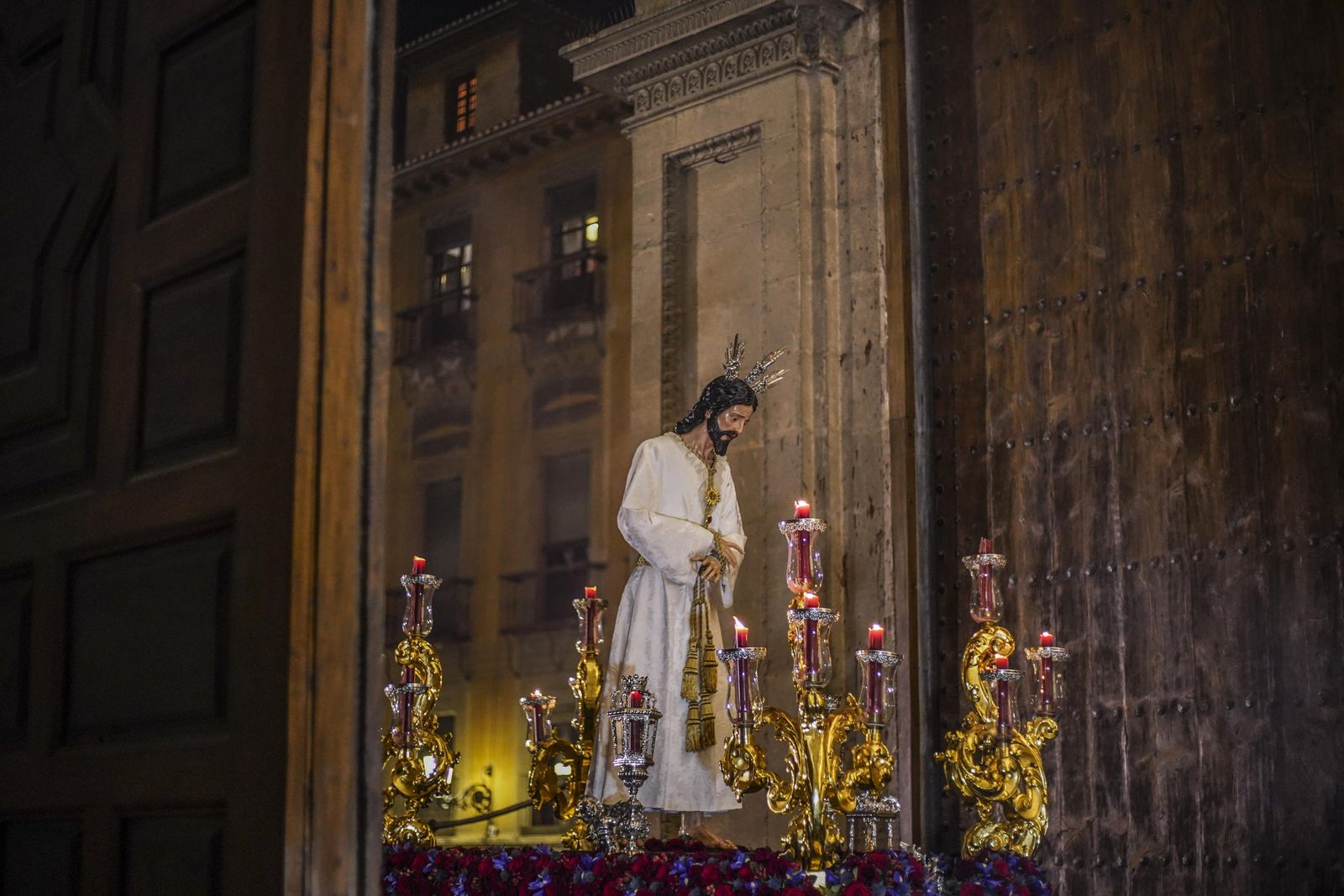 El vía crucis de las cofradías, en imágenes