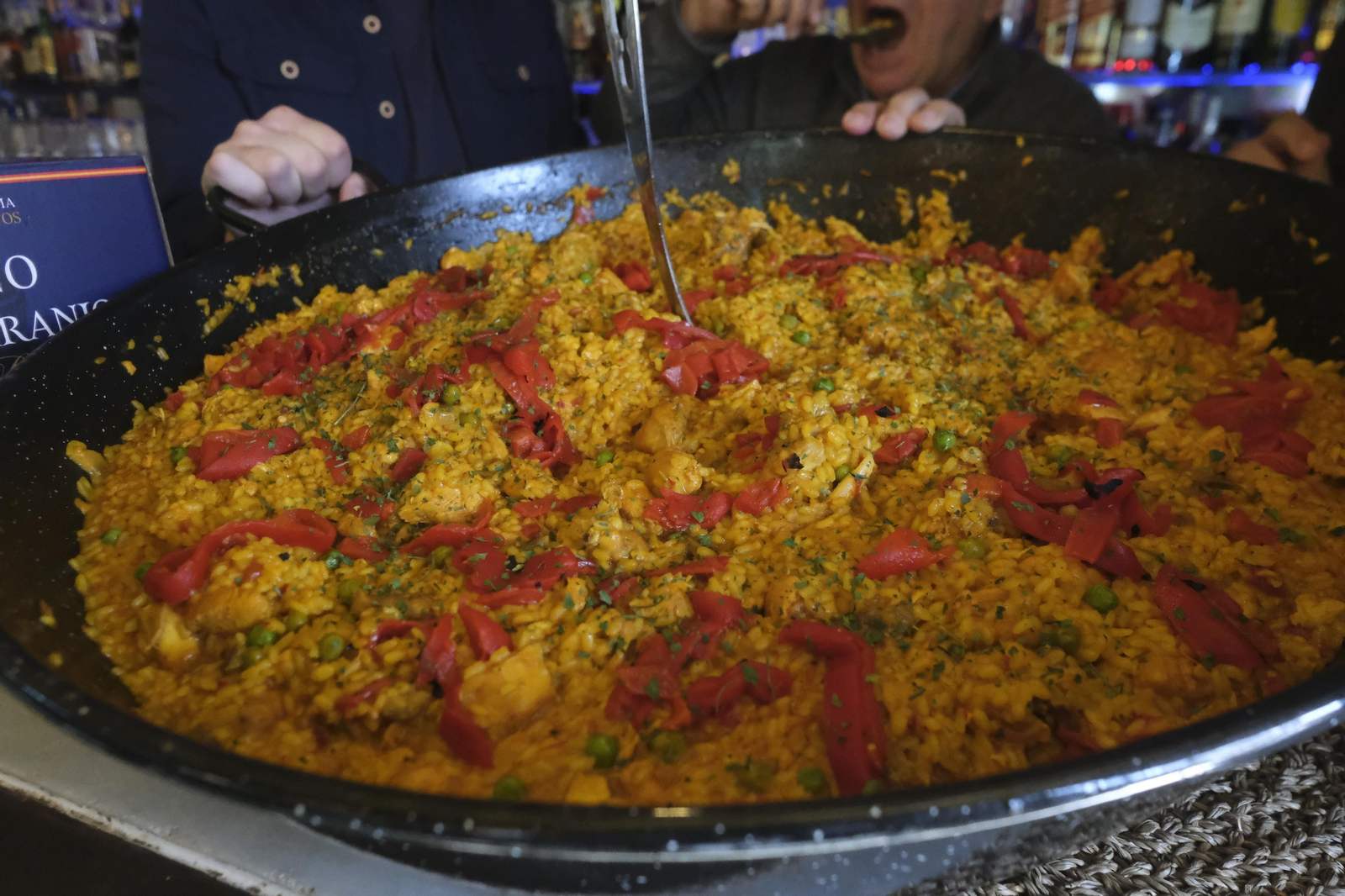 La jornada del perol cordobés en el Mercado Victoria, en imágenes