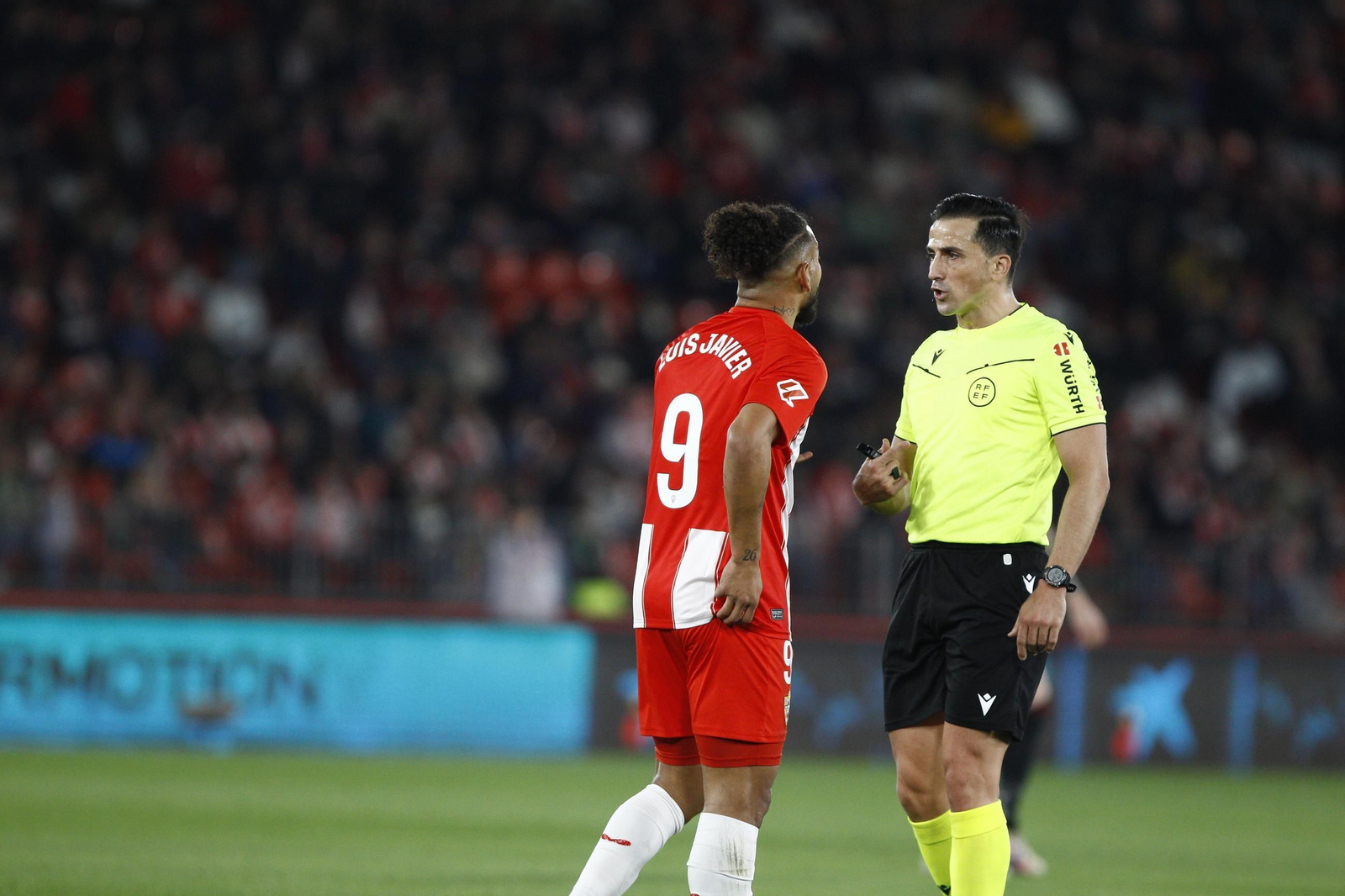 La U.D. Almería se impone por 1-0 al C.D. Mirandés y alcanza la segunda plaza, en imágenes