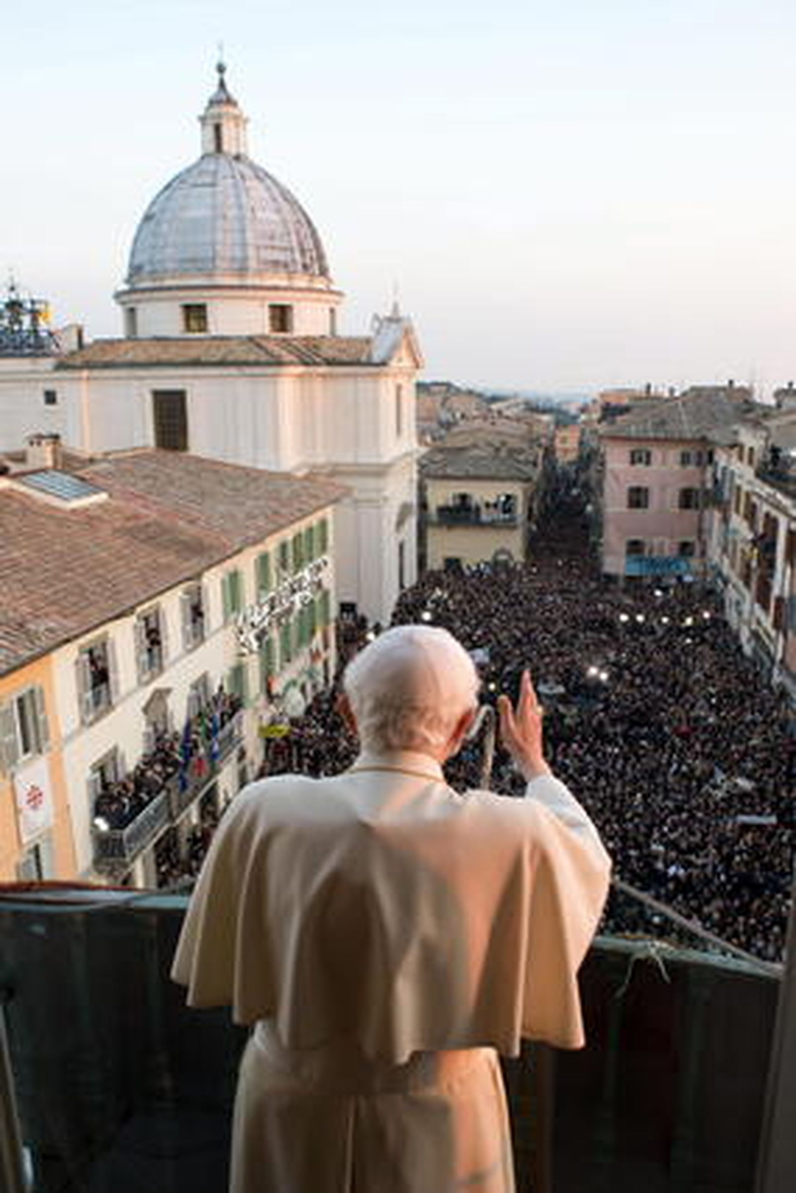 Benedicto XVI ha entregado el Anillo del Pescador para que sea anulado